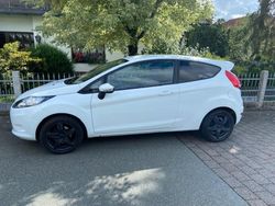 Weiß Gebraucht 2010 Ford Fiesta Kleinwagen | 2.000 €