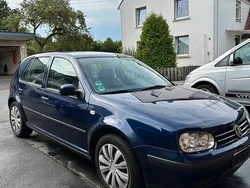Blau Gebraucht 2001 VW Golf IV Kleinwagen | 1.250 € (Fairer Preis)