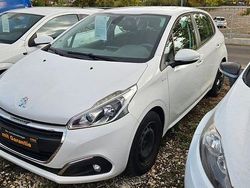 Weiß Gebraucht 2016 Peugeot 208 Active Kleinwagen | 5.790 € (Fairer Preis)