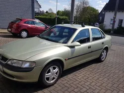 Grün Gebraucht 1996 Opel Vectra Limousine | 1.850 € (Teuer)