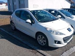 Weiß Gebraucht 2009 Peugeot 207 Limousine | 1.800 € (Guter Preis)