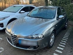 Grau Gebraucht 2005 Alfa Romeo 147 Kleinwagen | 3.100 €
