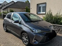 Grau Gebraucht 2019 Toyota Yaris Club Kleinwagen | 12.300 € (Fairer Preis)