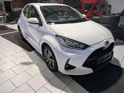 Weiß Gebraucht 2022 Toyota Yaris Team Kleinwagen | 14.990 € (Fairer Preis)