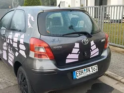 Grau Gebraucht 2010 Toyota Yaris Cool Limousine | 3.999 € (Fairer Preis)