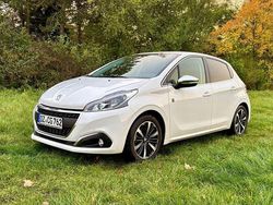 Weiß Gebraucht 2018 Peugeot 208 Kleinwagen | 11.990 € (Etwas zu teuer)