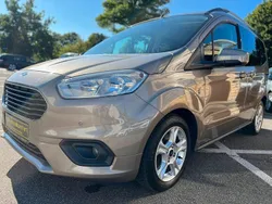 Silber Gebraucht 2018 Ford Tourneo Courier Titanium Van / Kleinbus | 9.899 € (Fairer Preis)