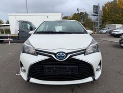Weiß Gebraucht 2015 Toyota Yaris Hybrid Limousine | 7.490 € (Etwas zu teuer)