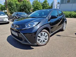 Schwarz (metallic) Gebraucht 2023 Toyota Aygo Play Kleinwagen | 16.990 € (Fairer Preis)