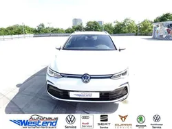 Pure white (weiß) Gebraucht 2023 VW Golf VIII R-line Kombi | 37.960 € (Teuer)