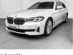 Weiß Gebraucht 2021 BMW 530 Luxury Line Kombi | 37.370 € (Fairer Preis)