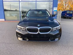 Schwarz Gebraucht 2020 BMW 330 Sport Line Kombi | 19.950 €