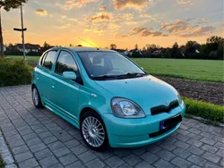Grün Gebraucht 1999 Toyota Yaris Limousine | 2.750 € (Teuer)