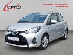 Silber Gebraucht 2016 Toyota Yaris Hybrid Comfort Limousine | 12.999 € (Etwas zu teuer)