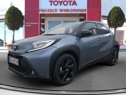 Celestite grey metallic / night sky black Gebraucht 2023 Toyota Aygo Comfort Kleinwagen | 19.750 € (Teuer)