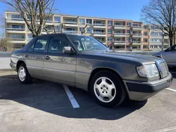 Grau Gebraucht 1990 Mercedes E200 Limousine | 4.999 €