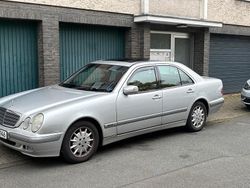 Silber Gebraucht 2002 Mercedes E200 Limousine | 2.650 €