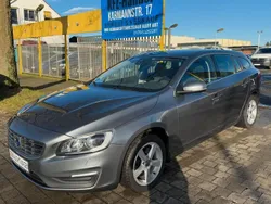 Grau Gebraucht 2017 Volvo V60 Momentum Kombi | 9.949 € (Fairer Preis)