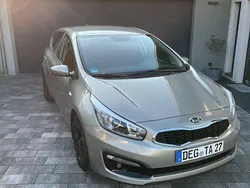 Grau Gebraucht 2016 Kia Ceed Limousine | 7.100 € (Fairer Preis)