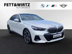 Mineralweiss metallic Gebraucht 2024 BMW 520 M Sport Limousine | 56.900 € (Fairer Preis)