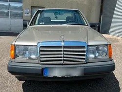 Beige Gebraucht 1988 Mercedes E250 Limousine | 7.900 €