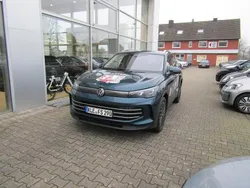 Blau Gebraucht 2024 VW Tiguan Elegance SUV | 49.850 €