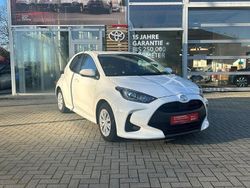 Pure) white ii (weiss Gebraucht 2022 Toyota Yaris Basis Limousine | 12.975 € (Fairer Preis)