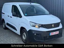 Weiß Gebraucht 2022 Peugeot Partner Premium Van / Kleinbus | 10.999 € (Superpreis)