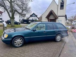 Grün Gebraucht 1995 Mercedes E320 Kombi | 9.999 €