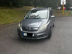 Grau Gebraucht 2005 Opel Zafira Van / Kleinbus | 2.400 € (Fairer Preis)
