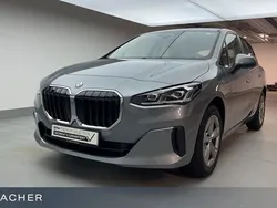 Skyscraper grau metallic Gebraucht 2024 BMW 218 Active Tourer Luxury Line Van / Kleinbus | 29.299 € (Superpreis)