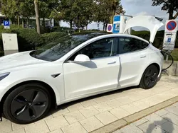 Weiß Gebraucht 2020 Tesla Model 3 Standard Range Plus Limousine | 22.650 € (Fairer Preis)