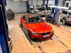 Orange Gebraucht 2014 BMW M3 Competition Edition Limousine | 58.000 €