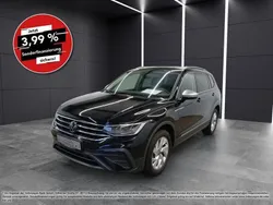 Deep black perleffekt (schwarz) Gebraucht 2024 VW Tiguan Allspace Life SUV | 38.445 € (Fairer Preis)