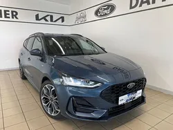 Chromablau metallic Neu 2025 Ford Focus ST-Line X Limousine | 28.650 € (Guter Preis)