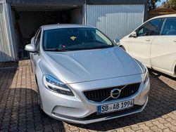 Silber Gebraucht 2017 Volvo V40 Momentum Limousine | 13.500 € (Fairer Preis)