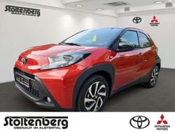 Chili red (3u4)/ black mica (209) (rot) Gebraucht 2024 Toyota Aygo Team Kleinwagen | 16.880 € (Fairer Preis)