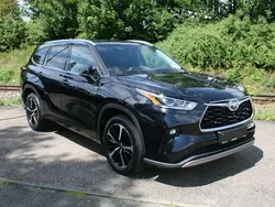 Tiefschwarz metallic Gebraucht 2022 Toyota Highlander Luxury SUV | 51.555 € (Guter Preis)