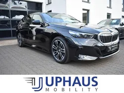 Schwarz (saphirschwarz) Gebraucht 2024 BMW 520 M Sport Kombi | 48.880 € (Superpreis)