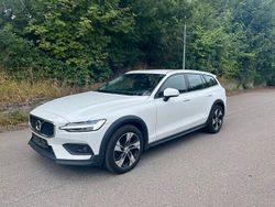 Weiß Gebraucht 2019 Volvo V60 CC Pro Kombi | 13.400 €