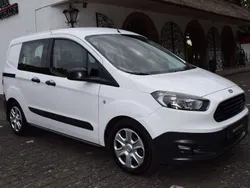 Weiß Gebraucht 2016 Ford Tourneo Courier Trend Van / Kleinbus | 8.950 €