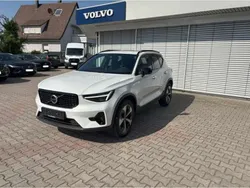 Crystal white / metallic Gebraucht 2024 Volvo XC40 Plus SUV | 38.590 € (Fairer Preis)