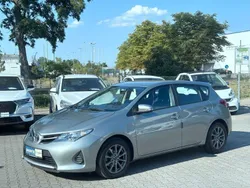 Grau Gebraucht 2014 Toyota Auris Cool Limousine | 9.390 € (Fairer Preis)