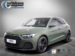 Grün / distriktgruen (metallic) Gebraucht 2024 Audi A1 Sportback Advanced Kleinwagen | 23.621 € (Superpreis)