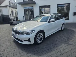 Weiß Gebraucht 2021 BMW 318 Advantage Limousine | 23.990 € (Teuer)