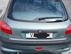 Grün Gebraucht 1999 Peugeot 206 Filou Limousine | 1.300 € (Fairer Preis)