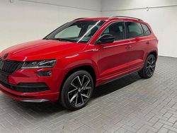 Velvet rot met. Gebraucht 2019 Skoda Karoq SportLine SUV | 25.230 € (Etwas zu teuer)