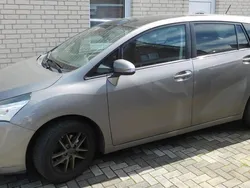 Grau Gebraucht 2015 Toyota Verso Skyview Edition Van / Kleinbus | 14.000 € (Fairer Preis)