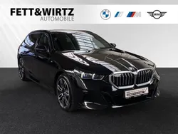 Saphirschwarz metallic Gebraucht 2024 BMW 520 M Sport Kombi | 52.900 € (Superpreis)