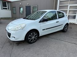 Weiß Gebraucht 2010 Renault Clio III Expression Limousine | 2.000 € (Fairer Preis)